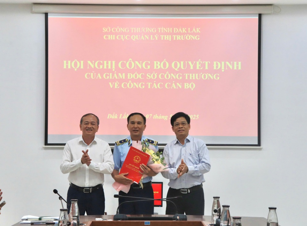 Giam doc So Cong Thuong Dak Lak trao quyet dinh tiep nhan va bo nhiem chuc danh Chi cuc truong Chi cuc QLTT tinh Dak Lak. Anh: daklak.gov.vn