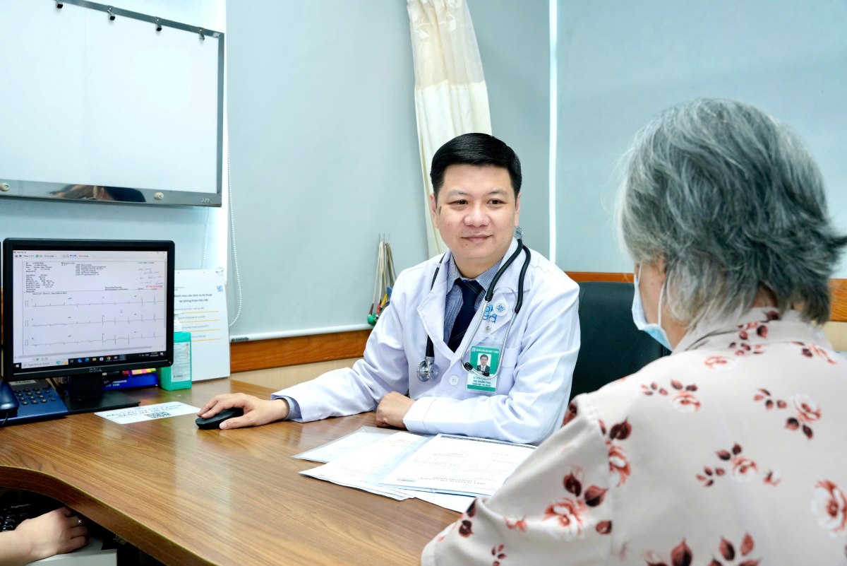 Chest pain is one of the common symptoms that require patients to see a doctor or even be hospitalized for emergency care. Photo: Provided by the hospital