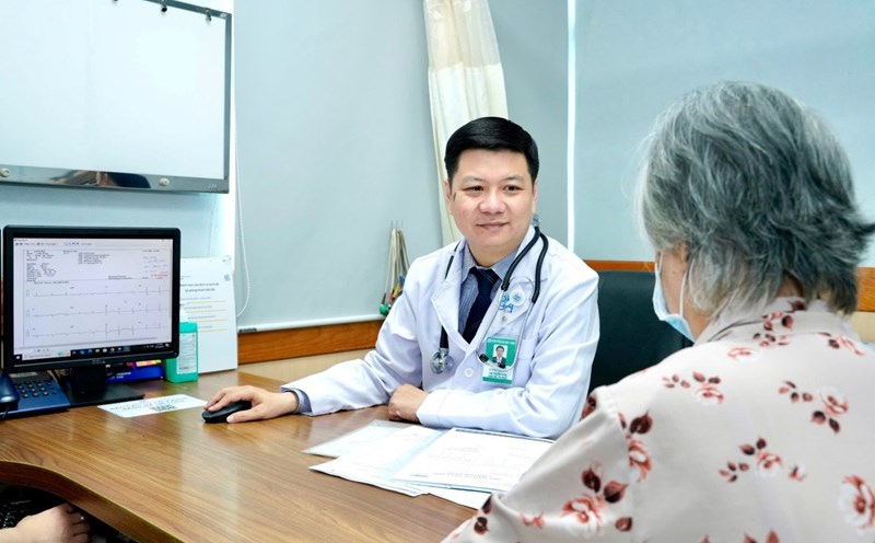 Chest pain is one of the common symptoms that require patients to see a doctor or even be hospitalized for emergency care. Photo: Provided by the hospital