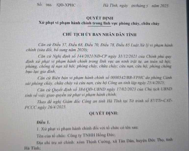 The decision of the People's Committee of Ha Tinh province to fine Hong Duc Company for violating regulations on fire prevention and fighting. Photo: Tran Tuan.