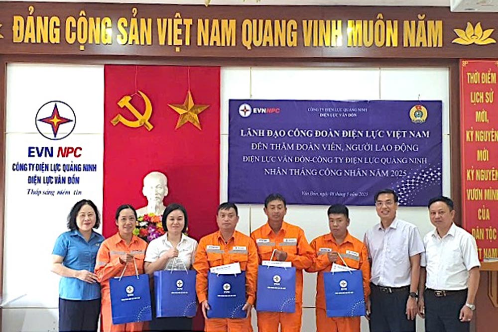 Mr. Uong Quang Huy - Vice Chairman of the Vietnam Electricity Trade Union (2nd from right) - presented gifts to 5 workers in difficult circumstances of Van Don Electricity. Photo: Ngoc Lan