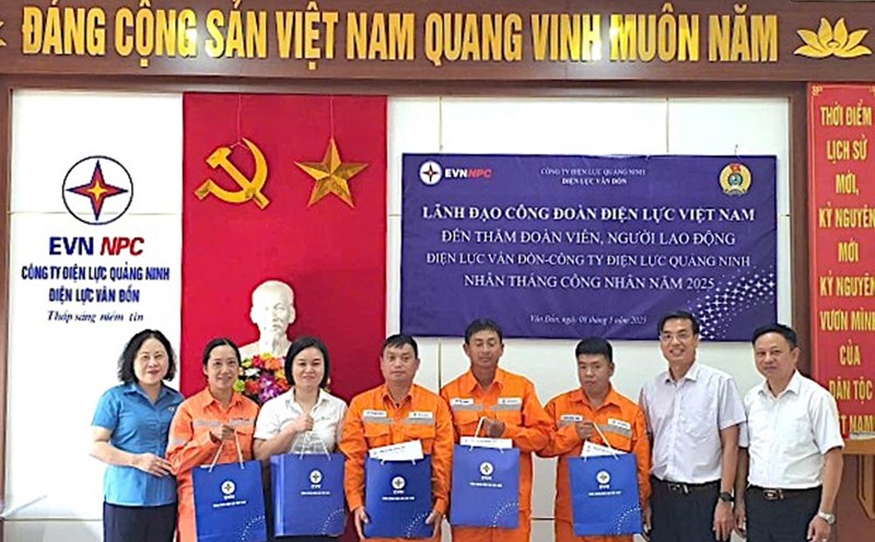 Mr. Uong Quang Huy - Vice Chairman of the Vietnam Electricity Trade Union (2nd from right) - presented gifts to 5 workers in difficult circumstances of Van Don Electricity. Photo: Ngoc Lan
