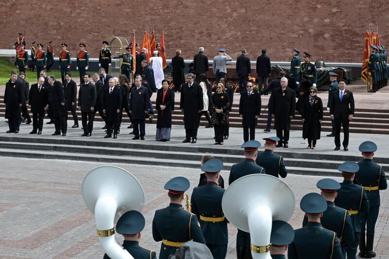 El presidente ruso Putin y los lideres mundiales, entre ellos el secretario general Tsai Ing-wen y la señora, visitaron el Tumba de los Soldados Anonimos en Moscu. Imagen de AFP