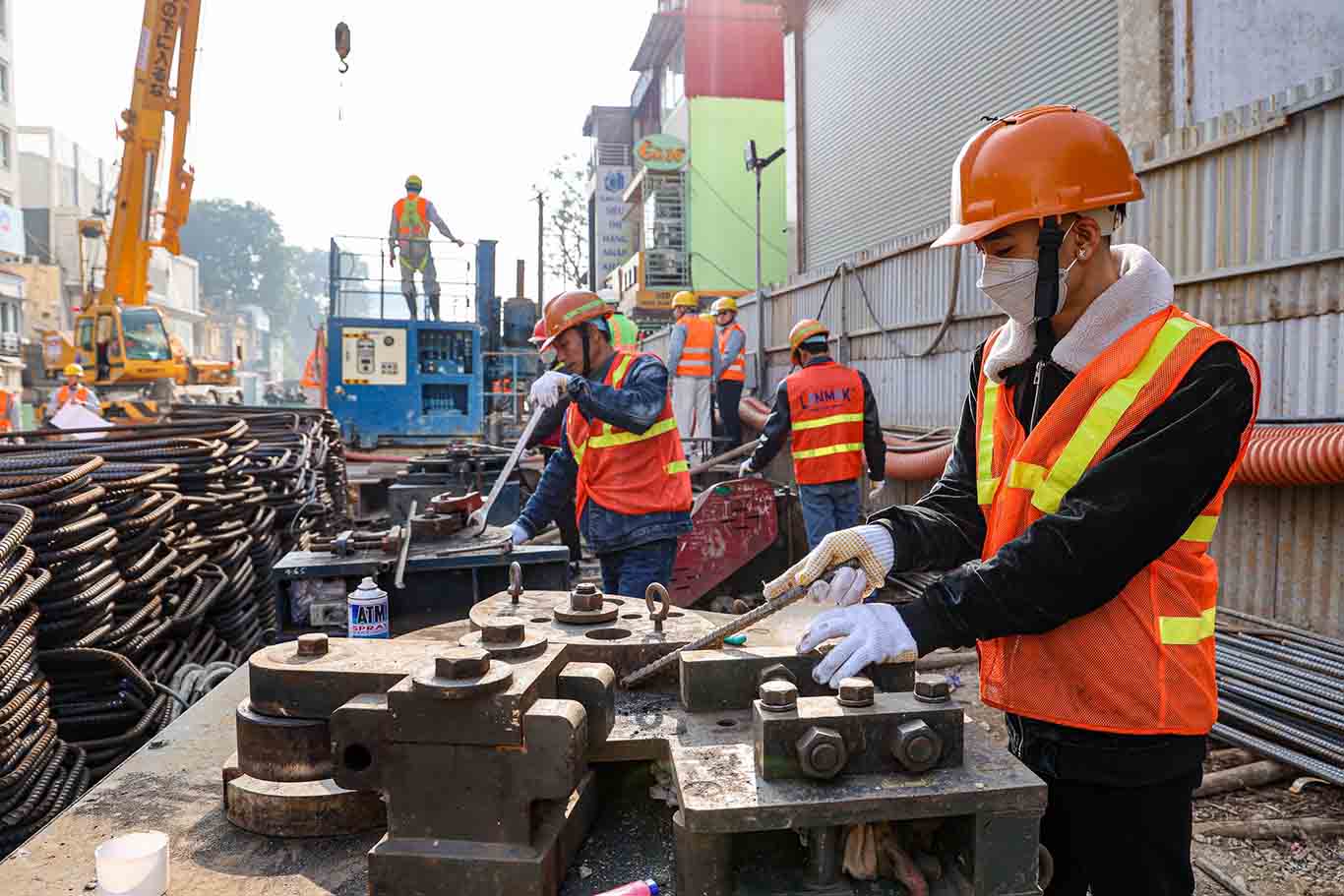 La construccion de las estaciones subterraneas de la linea de metro Nhon - estacion de Hanoi se esta realizando con urgencia. Imagen: Siglo