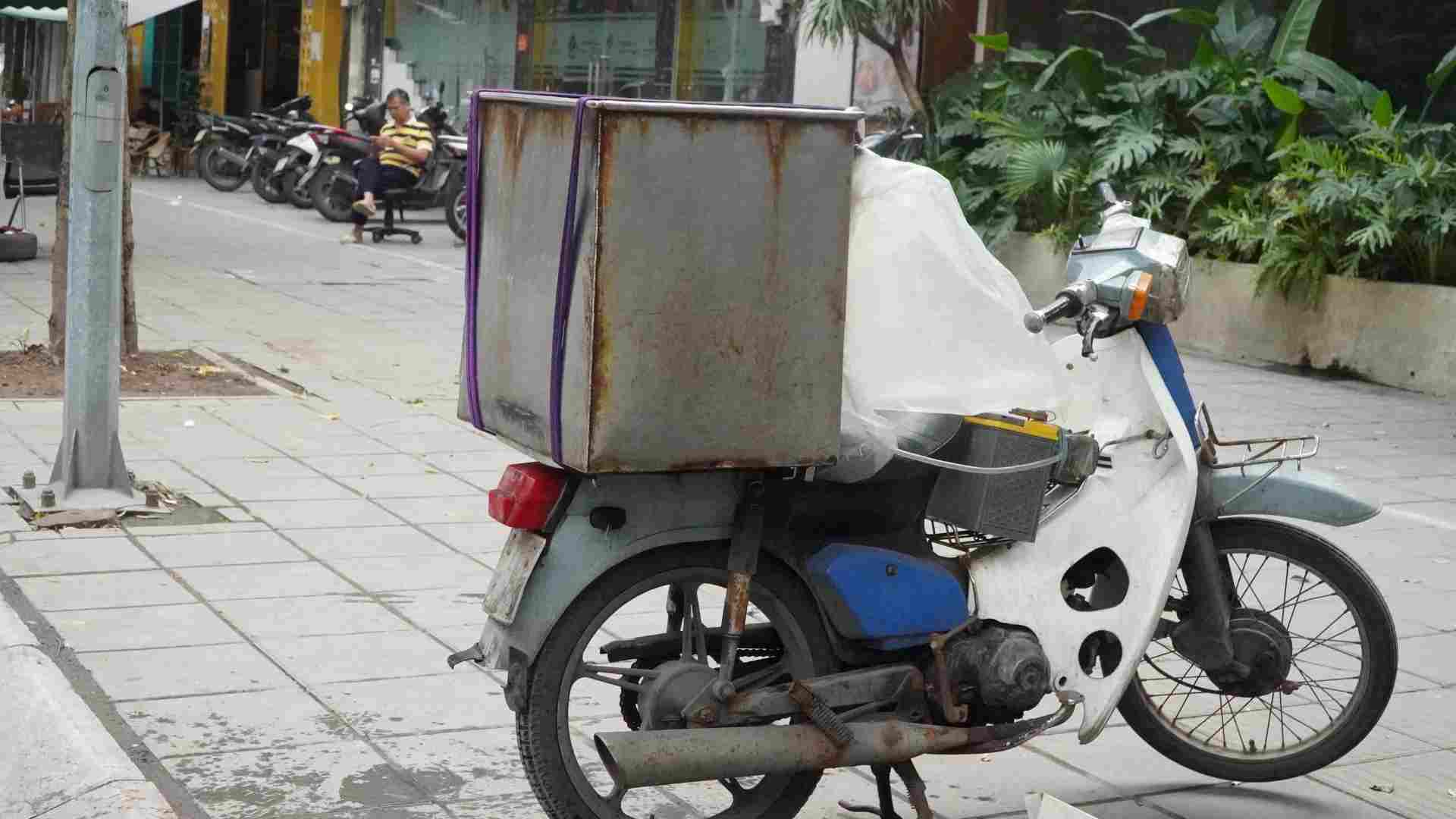 Muchas motocicletas viejas pueden ser desechadas cuando se aplica el itinerario de verificacion de emisiones de motocicletas. Imagen de la ciudad de Xuanzang