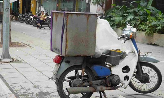 Nhiều xe máy cũ nát có thể bị thải loại khi áp dụng lộ trình kiểm định khí thải xe máy. Ảnh: Xuyên Đông