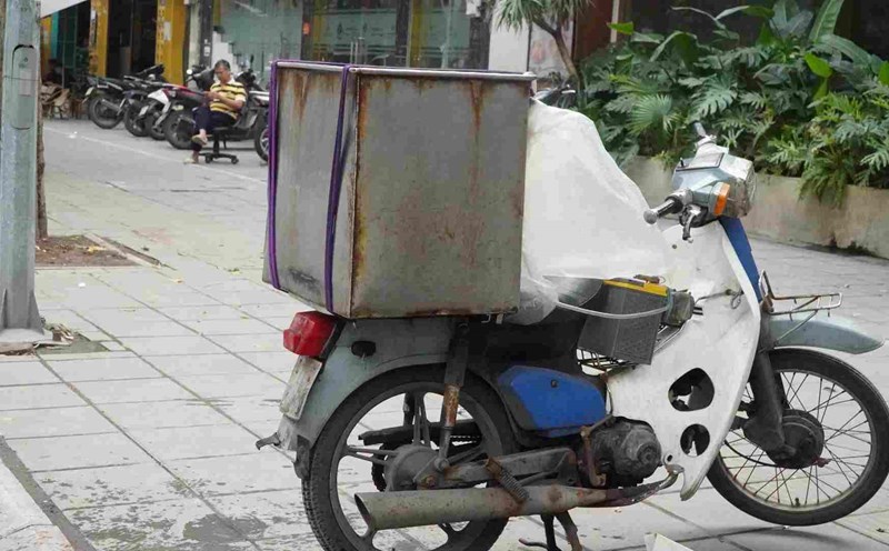 Many old and dilapidated motorbikes may be discarded when applying the roadmap for motorbike emission inspection. Photo: Xuyen Dong