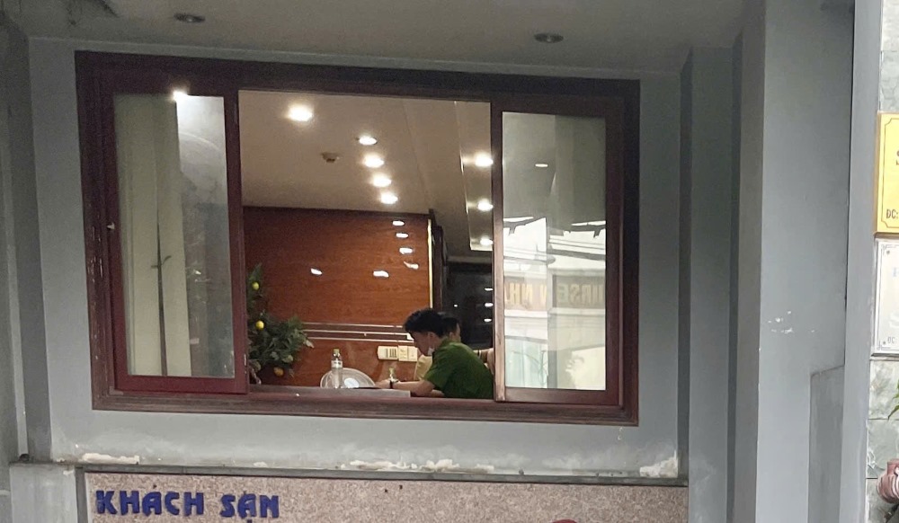 The scene where the man was found dead in a hanging position on Tan Son Street, Go Vap District. Photo: Chinh Hoang