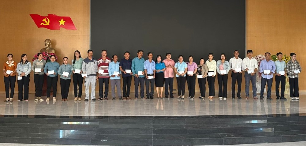 Ông Lê Quang Định, Phó Bí thư Thường trực Huyện ủy - Chủ tịch HĐND huyện Châu Thành và bà Trần Thị Khánh Linh, Chủ tịch LĐLĐ huyện trao quà cho đoàn viên. Ảnh: LĐLĐ huyện Châu Thành