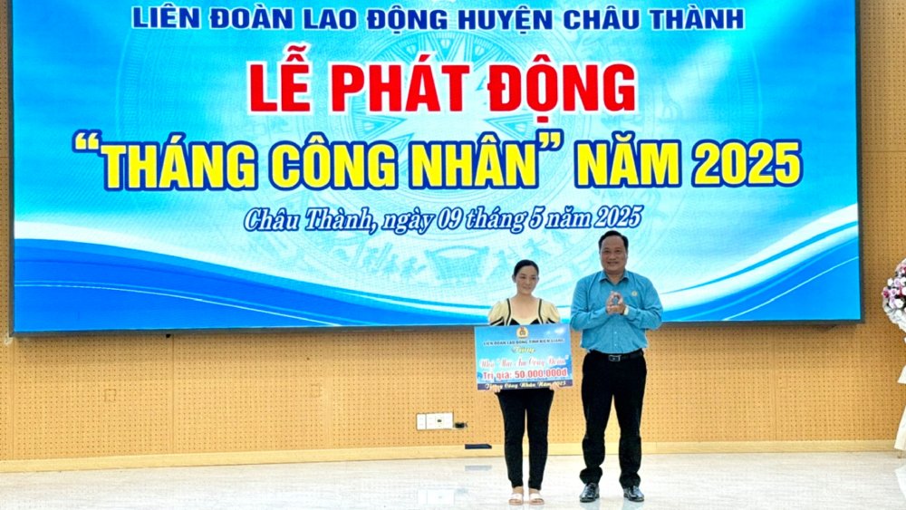 Permanent Vice President of Kien Giang Provincial Federation of Labor Pham Van Dang presented a symbolic board of support for the Trade Union Shelter at the launching ceremony of Workers' Month of Chau Thanh District Federation of Labor. Photo: Chau Thanh District Labor Federation