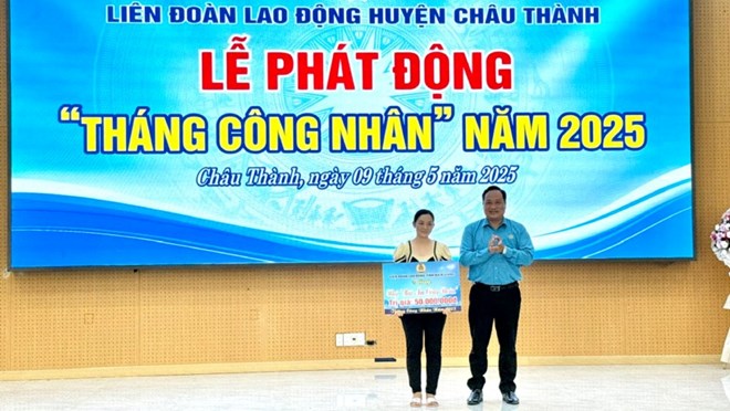 Trao gần 240 phần quà cho đoàn viên tại lễ phát động Tháng Công nhân