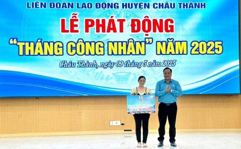 Permanent Vice President of Kien Giang Provincial Federation of Labor Pham Van Dang presented a symbolic board of support for the Trade Union Shelter at the launching ceremony of Workers' Month of Chau Thanh District Federation of Labor. Photo: Chau Thanh District Labor Federation
