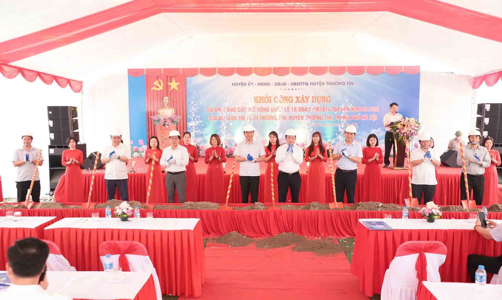 Các đại biểu khởi công dự án cải tạo, mở rộng đường Quốc lộ 1A - đoạn thị trấn Thường Tín (huyện Thường Tín, Hà Nội). Ảnh: Tô Quý