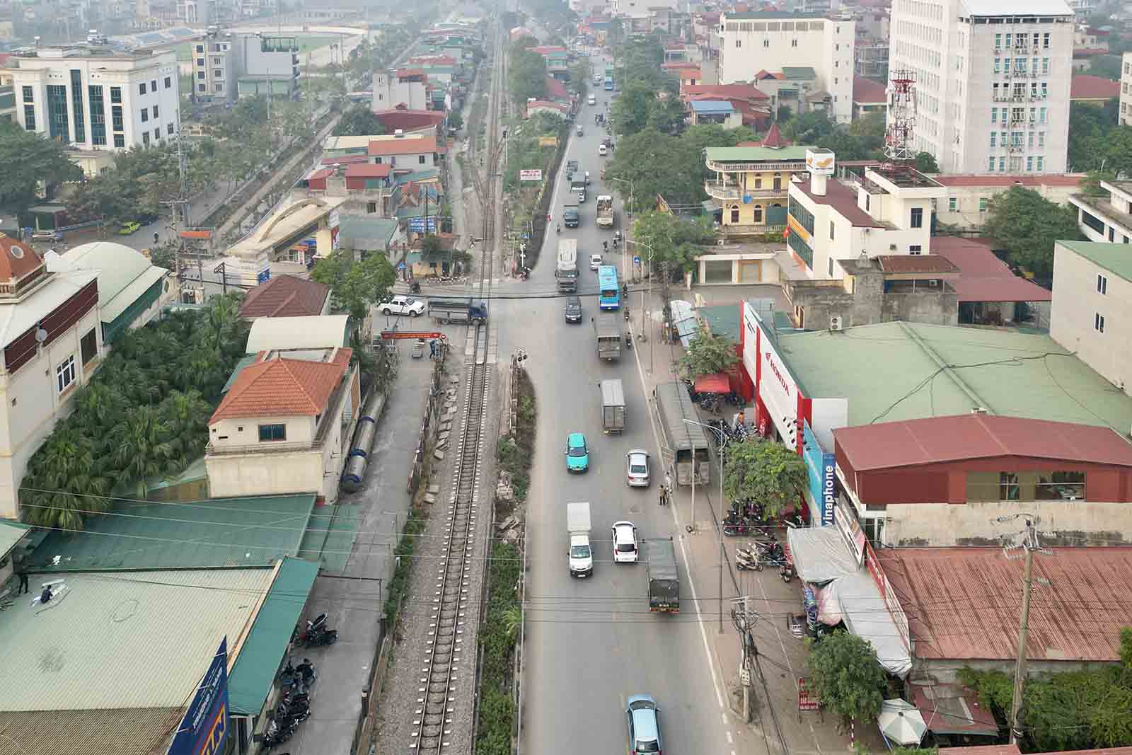 La carretera nacional 1A pasa por la ciudad de Thuong Tin (distrito de Thuong Tin, Hanoi). Imagen de la derecha