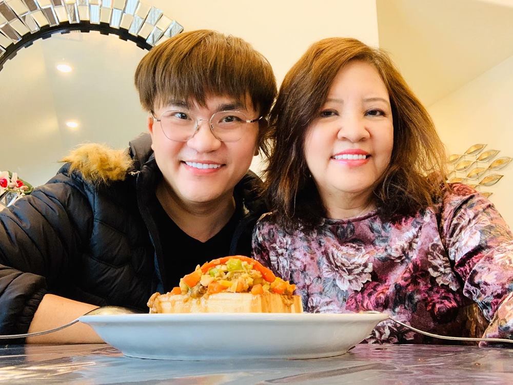 MC Dai Nghia viet tam thu gui me da mat. Anh: Nghe si cung cap