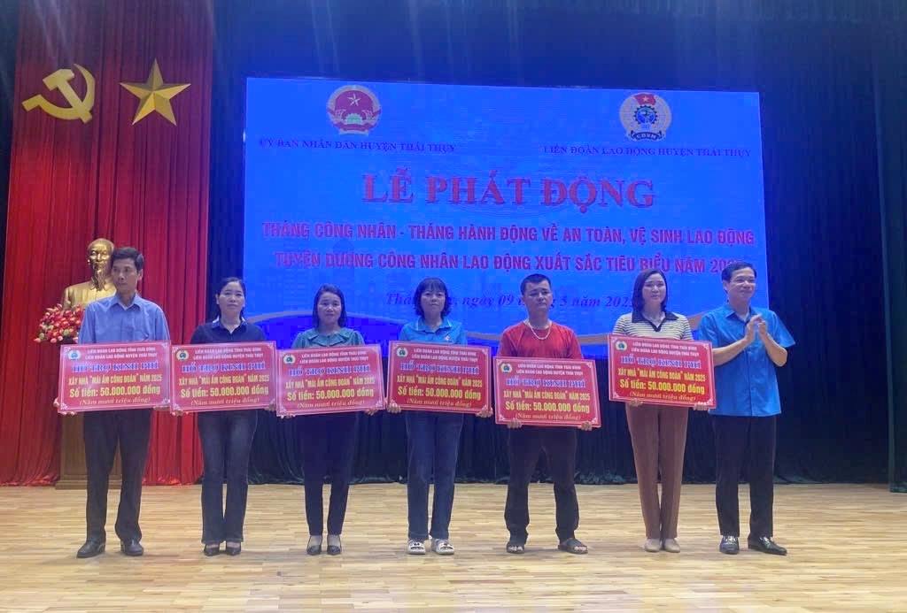 Permanent Vice President of the Thai Binh Provincial Federation of Labor Nguyen Thai Duong presented a symbol of funding to support union members in difficulty of the Thai Thuy District Federation of Labor to build warm houses. Photo: Ba Manh