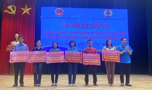Phó Chủ tịch Thường trực LĐLĐ tỉnh Thái Bình Nguyễn Thái Dương trao biểu trưng kinh phí hỗ trợ đoàn viên khó khăn thuộc LĐLĐ huyện Thái Thụy xây nhà mái ấm. Ảnh: Bá Mạnh