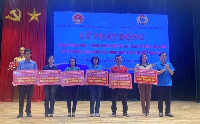 Permanent Vice President of the Thai Binh Provincial Federation of Labor Nguyen Thai Duong presented a symbol of funding to support union members in difficulty of the Thai Thuy District Federation of Labor to build warm houses. Photo: Ba Manh