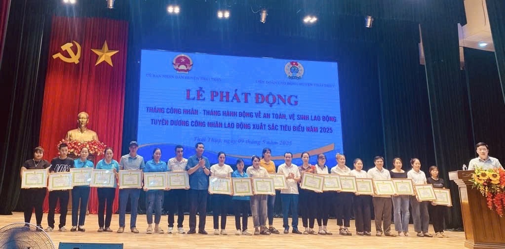 Lãnh đạo Huyện ủy - UBND huyện Thái Thụy trao khen thưởng cho công nhân lao động. Ảnh: Bá Mạnh