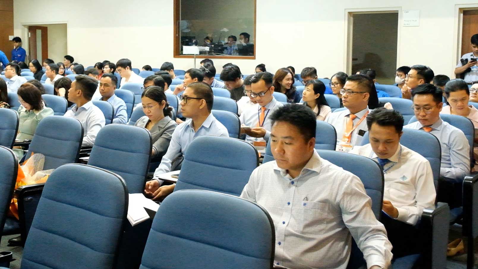 Hoi thao trinh bay nhieu van de lien quan den Luat hoc thu hut su quan tam cua cac dai bieu, trong do co viec su dung tri tue nhan tao. Anh: My Ly