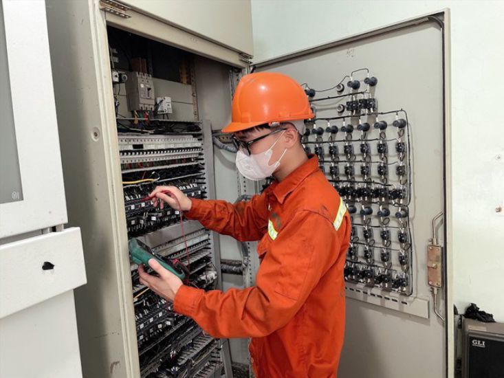 Nguyen Minh Long durante las horas de trabajo en la empresa. Imagen: Personaje de la fuente