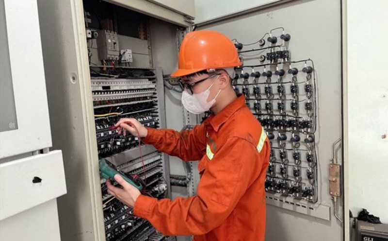 Mr. Nguyen Minh Long during working hours at the company. Photo: Character provided