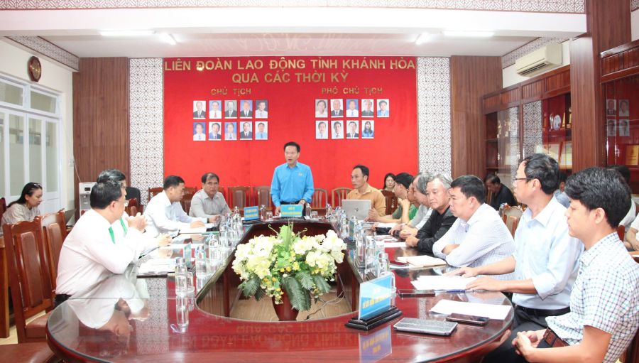 El representante de Mai Linh Nha Trang Co., Ltd. se molesto cuando la compañia repitio para pagar el salario y la deuda del seguro social. 
Foto: Phuong Linh