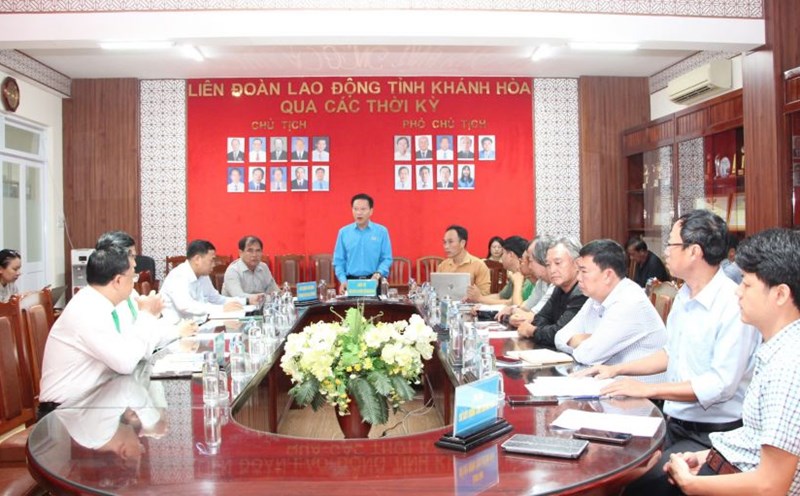 The representative of the employees of Mai Linh Nha Trang Company Limited was upset when the company repeatedly broke their promise to pay wages and social insurance. Photo: Phuong Linh