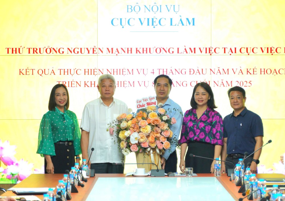Lãnh đạo Cục Việc làm tặng hoa Thứ trưởng Nguyễn Mạnh Khương. Ảnh Quỳnh Chi