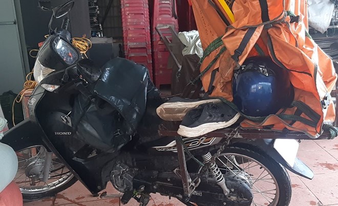 Đi giao hàng dưới mưa lớn, nam shipper bị sét đánh