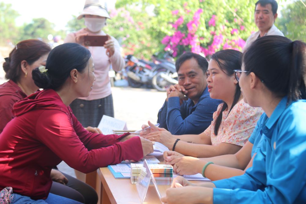 Hoat dong tu van phap luat cho cong nhan lao dong tai chuong trinh. Anh: Phuong Linh