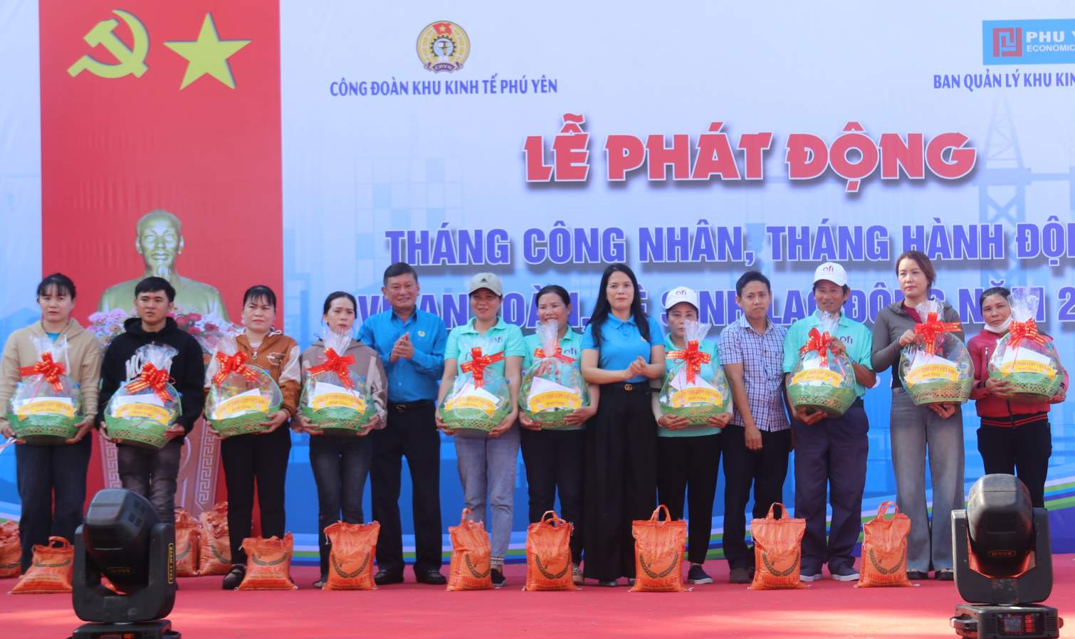 Lanh dao LDLD tinh Phu Yen va Cong doan KKT tinh trao qua ho tro cong nhan. Anh: Huu Long