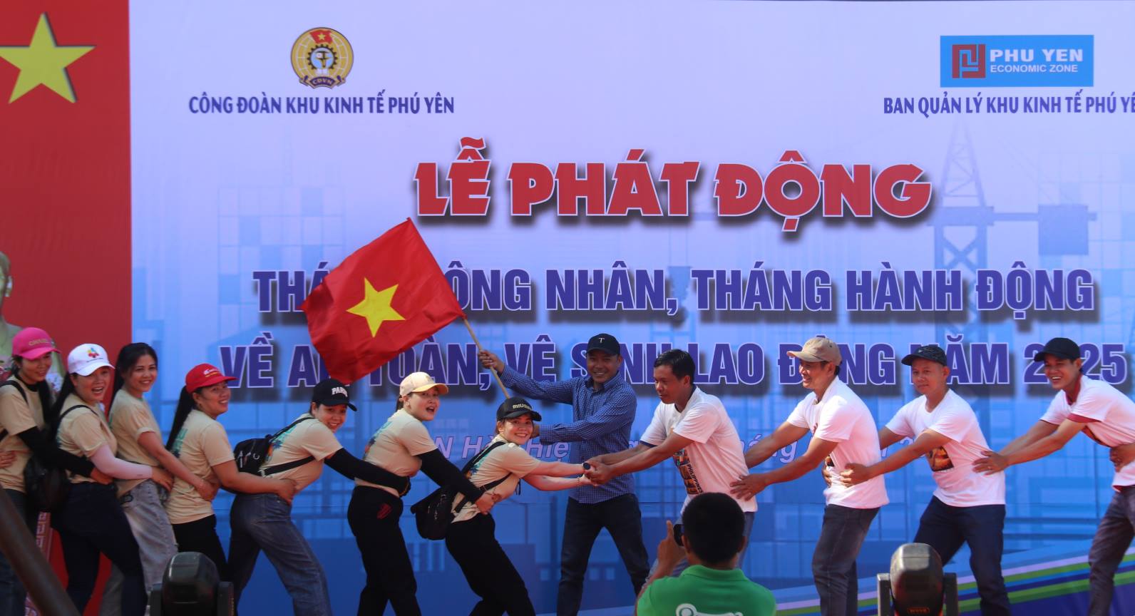 Phu Yen Industrial Park Workers launch Workers' Month. Photo: Huu Long