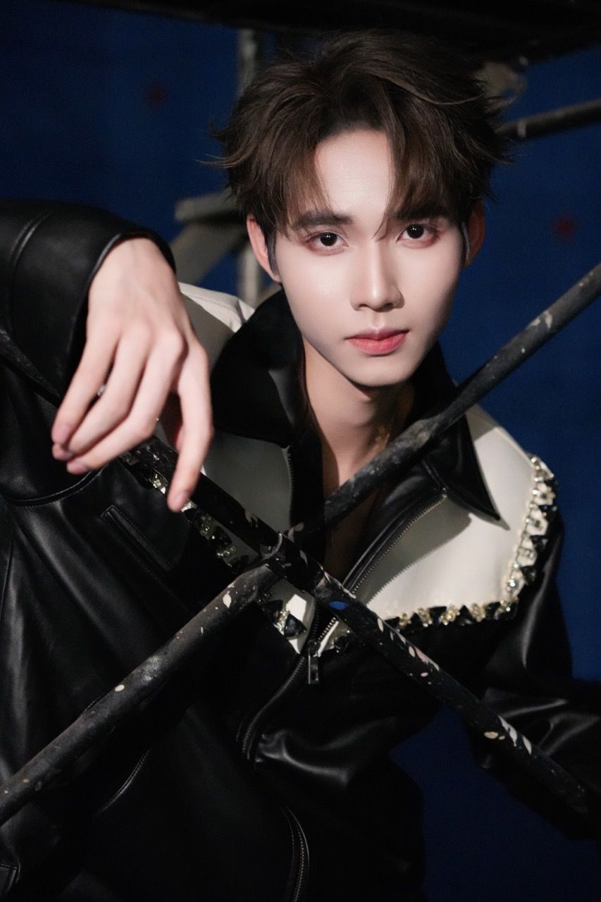 Tuy nhien, theo chia se tu Duy Long, cong ty quan ly hien muon anh tap trung hoan thien cac ky nang cung nhu tu duy, kien thuc truoc khi chinh thuc ra mat voi tu cach nghe si am nhac.