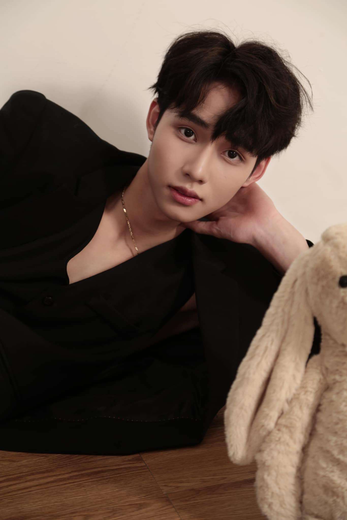 Kieu Duy Long gay chu y voi ve ngoai thu hut. Anh hien la nghe si cua Grammy Music Vietnam. Viec “chung nha” voi nhieu ten tuoi dinh dam trong lang giai tri nhu Ngo Dinh Nam, CiiN, Duc Anh va Duc Tri (The Voice) mo ra nhieu co hoi phat trien cho Kieu Duy Long.  
