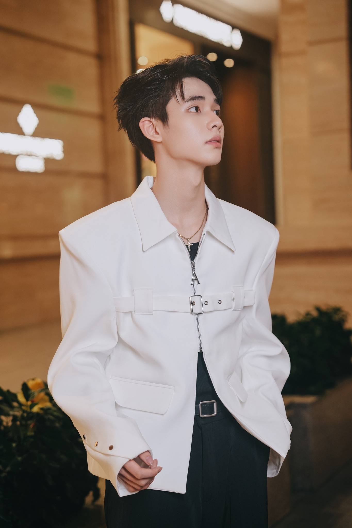 Thu vi hon, ca si Duc Anh - chu nhan cua ban hit “Co dang de yeu thuong” cung la nghe si doc quyen cua Grammy Music Vietnam, khien nguoi ham mo cang trong doi vao nhung man ket hop day hua hen giua hai ngoi sao trong tuong lai.  