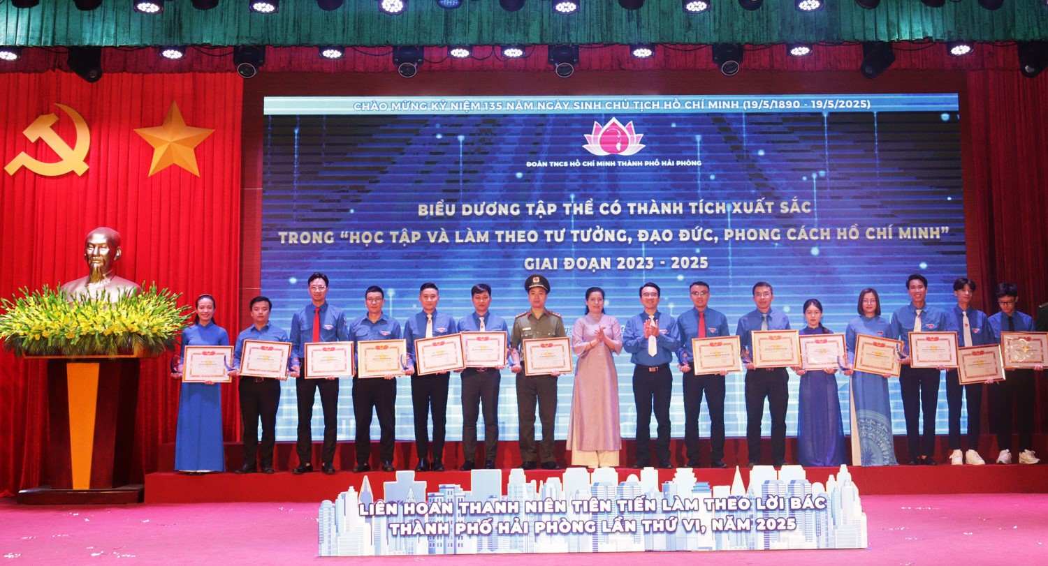 Thanh doan Hai Phong bieu duong cac tap the, ca nhan tieu bieu. Ảnh: Cong TTDT Hai Phong