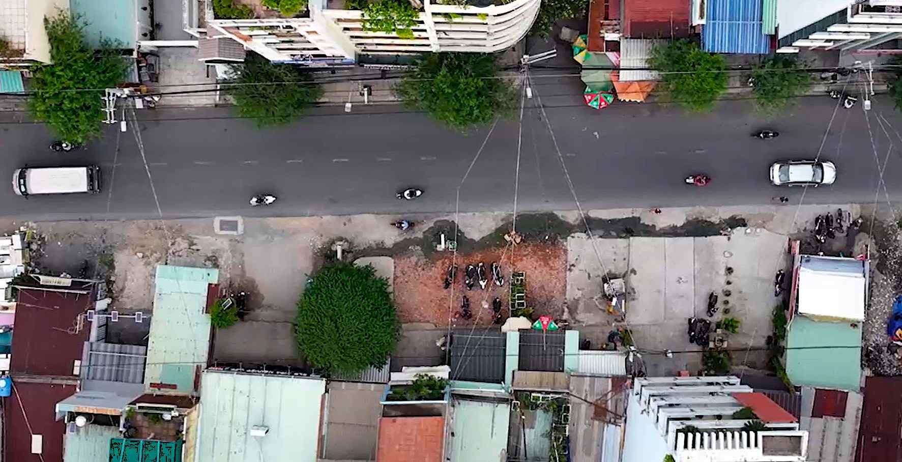 Nhung can nha tren duong Pham Van Bach chua ban giao mat bang. Anh: Anh Tu