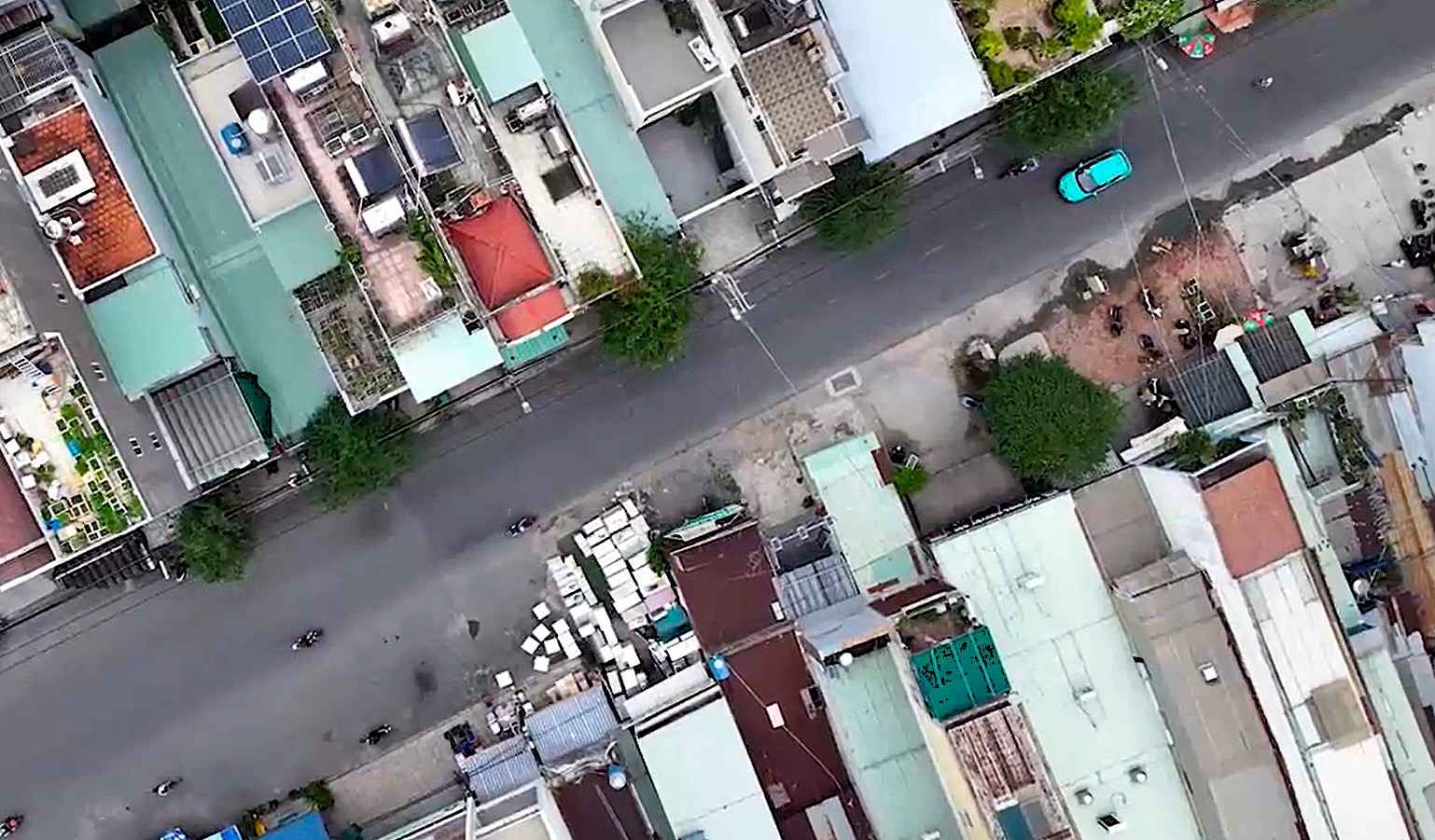 Many unresolved houses between households have retreated deep into Pham Van Bach Street (HCMC). Photo: Anh Tu