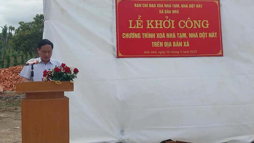 Chinh quyen xa Dak Dro khoi cong xoa nha tam, nha dot nat. Anh: Thanh Tuan