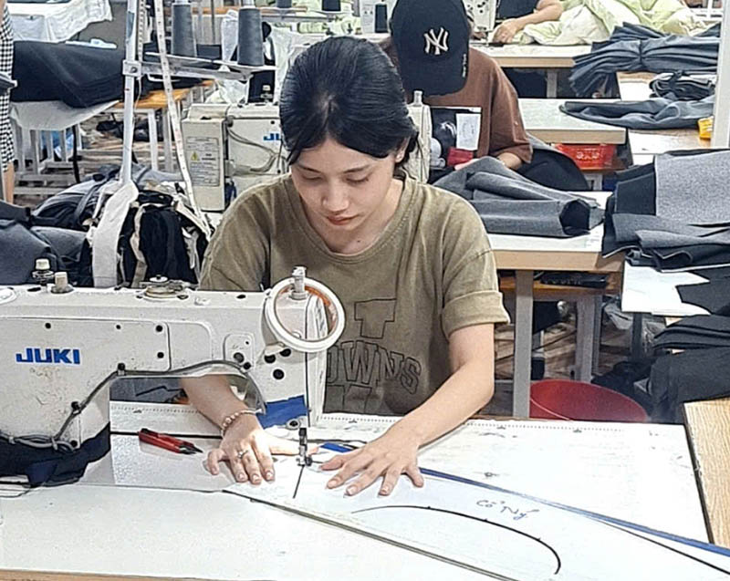 Chị Mai luôn phải cố gắng mỗi ngày để đạt mức lương tối thiểu. Ảnh: Minh Hương.