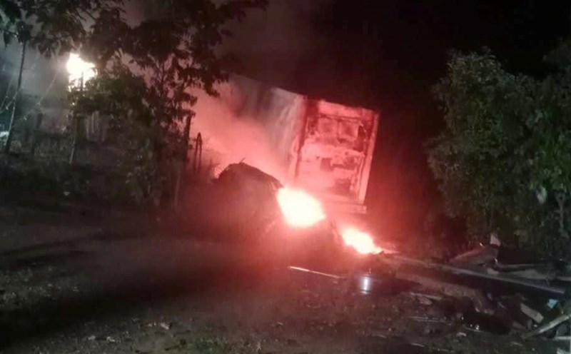 Tractor trailer caught fire on National Highway 12A. Photo: Van Xuan