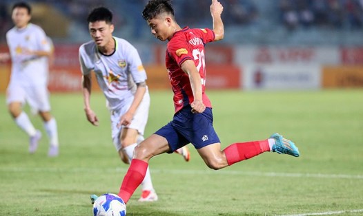 Công an Hà Nội hoà Hồng Lĩnh Hà Tĩnh tại vòng 22 V.League. Ảnh: CAHN