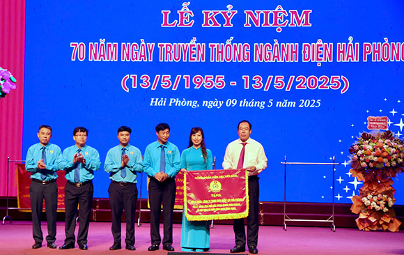Cac ca nhan, tap the duoc tang thuong. Anh: Vu Duyen