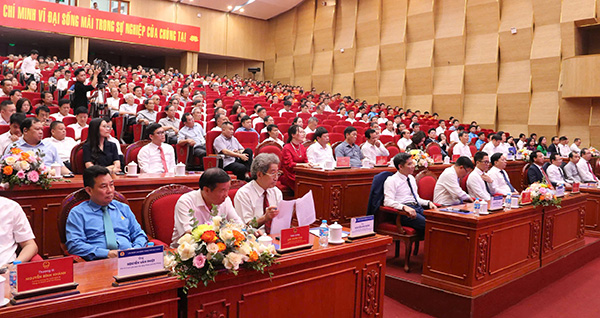 Cac dai bieu tham du le ky niem 70 nam ngay truyen thong nganh Dien luc Hai Phong. Anh: Vu Duyen