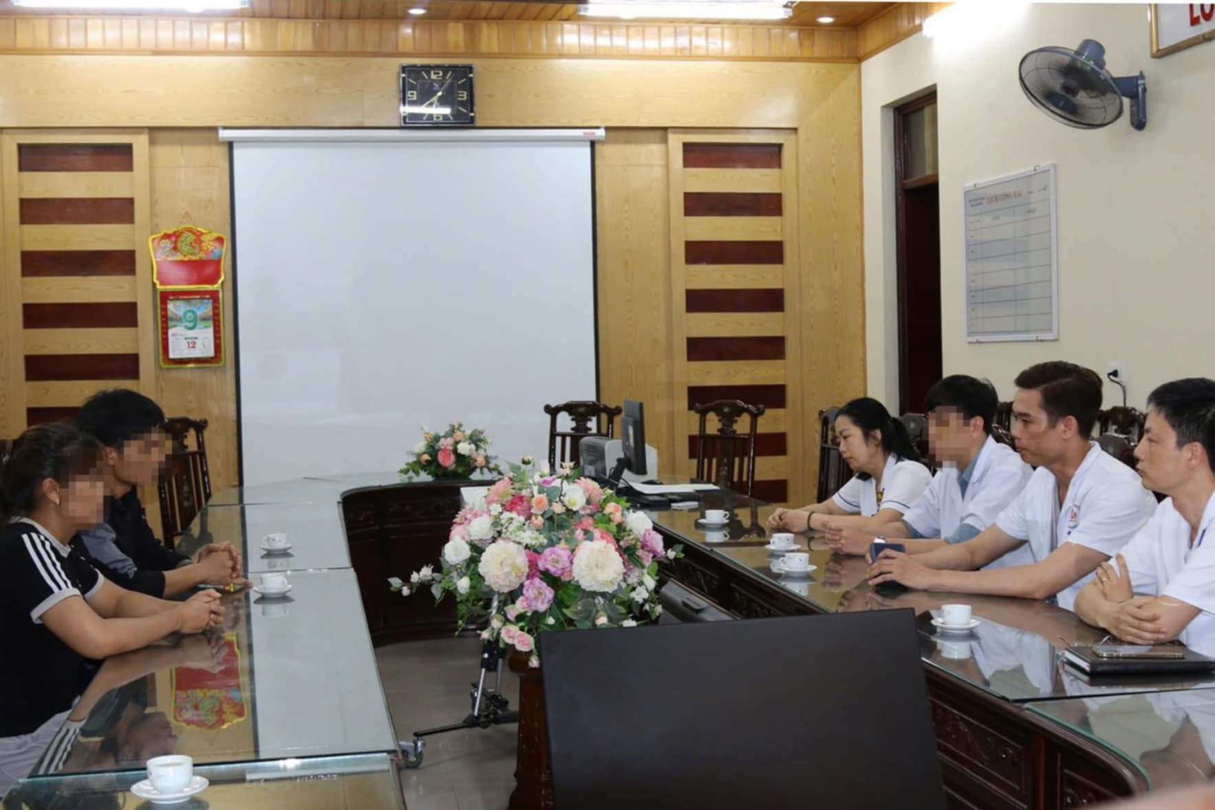 N.V.T đến Bệnh viện Đa khoa tỉnh Nam Định xin lỗi. Ảnh: Công an tỉnh Nam Định