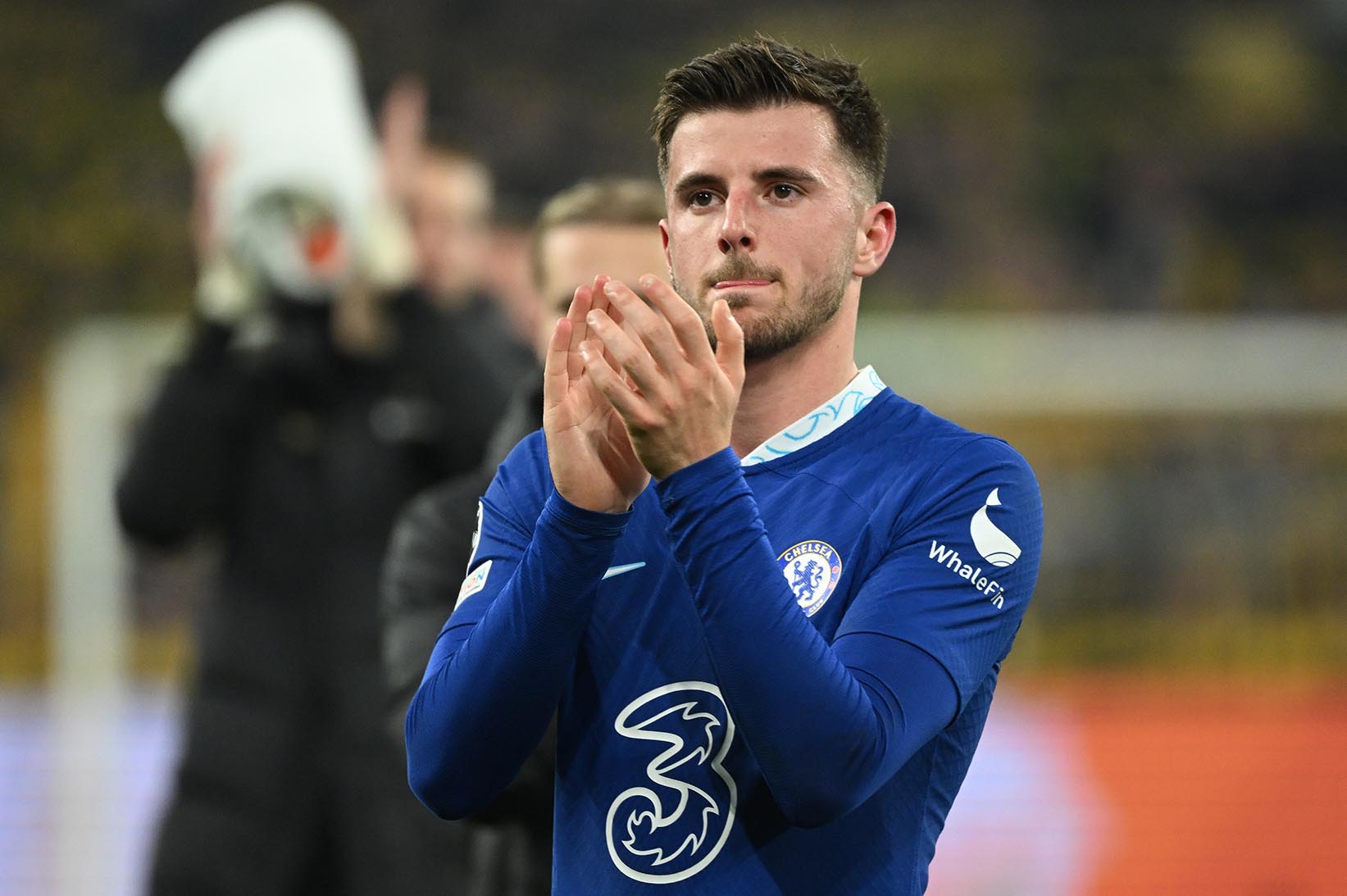 Mason Mount dang dan lay lai hinh anh dinh cao trong mau ao Chelsea. Anh: AFP