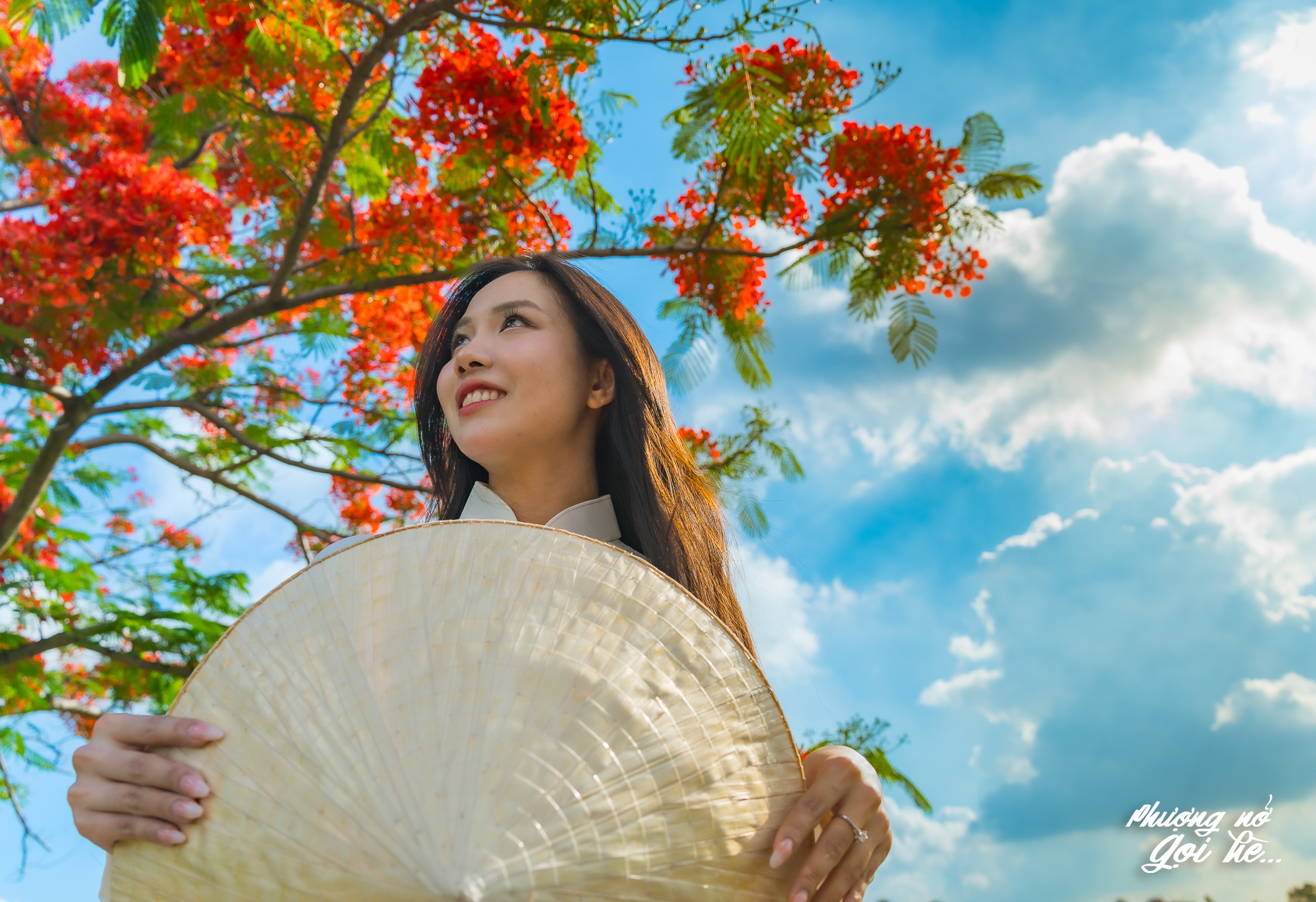 Net dep xao xuyen, tinh khoi cua thieu nu Viet voi ta ao dai trang, non la va hoa phuong mua he.