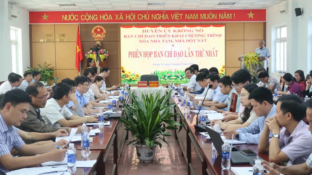 Ban chỉ đạo triển khai chương trình xoá nhà tạm, nhà dột nát huyện Krông Nô. Ảnh: Hà My  