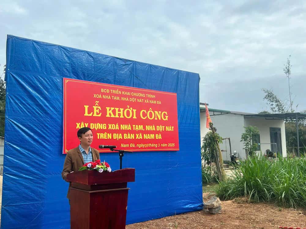 Chủ tịch UBND xã Nam Đà , ông Trần Thái Châu phát biểu tại lễ khởi công xoá nhà tạm. Ảnh: Thanh Tuấn 